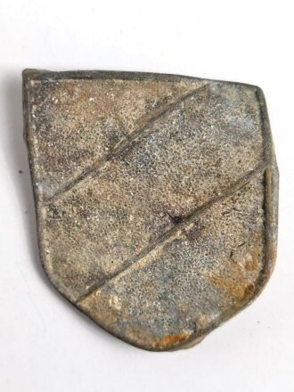 Wappenschild zum Tropenhelm der Wehrmacht. Ungereinigter Bodenfund