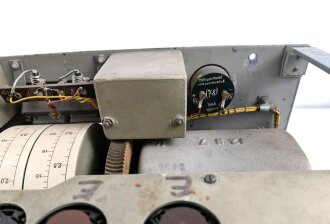 Kriegsmarine 5 Watt Sender / Empfänger Typ Ha 5 K 39b, datiert 1944, überlackiertes Stück, Funktion nicht geprüft