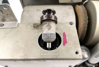 Kriegsmarine 5 Watt Sender / Empfänger Typ Ha 5 K 39b, datiert 1944, überlackiertes Stück, Funktion nicht geprüft