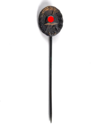 Miniatur, Verwundetenabzeichen Schwarz 1. Form, Rückseitig mit Hersteller L/18 und leichte Kleberesten, Größe 16mm