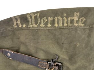 U.S. Seesack eines deutschen Kriegsgefangenen. Der Seesack datiert 1945, mit Wehrmachts Trageriemen versehen