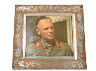 Vermutlich Deutschland nach 1945, Erwin Rommel Farbdruck in Metallrahmen in Stil der Beduinenarbeiten, die man aus Nachlässen von Afrikakorpskämpfern kennt. Maße 27 x 29cm
