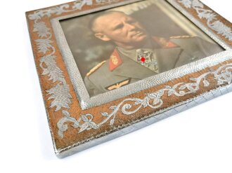 Vermutlich Deutschland nach 1945, Erwin Rommel Farbdruck in Metallrahmen in Stil der Beduinenarbeiten, die man aus Nachlässen von Afrikakorpskämpfern kennt. Maße 27 x 29cm