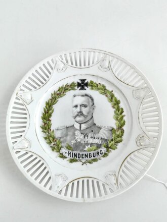 1.Weltkrieg, patriotischer Porzellanteller " v. Hindenburg" Durchmesser 26cm. Abgegriffen , sonst gut