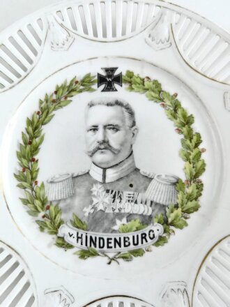 1.Weltkrieg, patriotischer Porzellanteller " v. Hindenburg" Durchmesser 26cm. Abgegriffen , sonst gut
