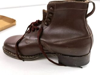 Paar zivile Halbschuhe, vermutlich aus dem 40iger Jahren. Ungetragenes Paar, Sohlenlänge 29,5cm. Neuzeitlich wild nachgestempelt