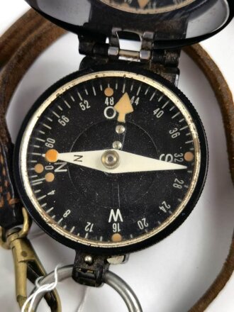 Kompass mit Fangriemen Wehrmacht. Hersteller Fuess Berlin