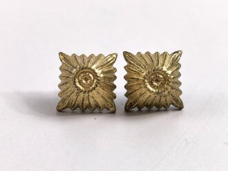 Paar Rangsterne für Schulterklappen aus der Zeit des 2.Weltkrieg, Zink vergoldet, Kantenlänge 14 mm