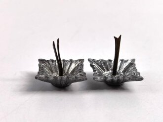 Paar Rangsterne für Schulterklappen aus der Zeit des 2.Weltkrieg, Zink versilbert, Kantenlänge 16 mm