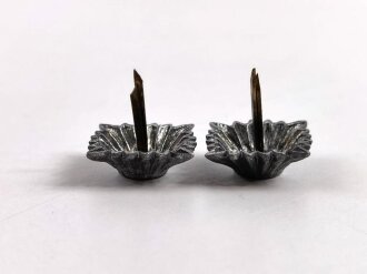 Paar Rangsterne für Schulterklappen aus der Zeit des 2.Weltkrieg, Zink versilbert, Kantenlänge 15 mm