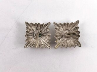 Paar Rangsterne für Schulterklappen aus der Zeit des 2.Weltkrieg, Zink versilbert, Kantenlänge 13 mm