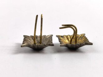 Paar Rangsterne für Schulterklappen aus der Zeit des 2.Weltkrieg, Zink mit resten der vergoldung, Kantenlänge 15 mm