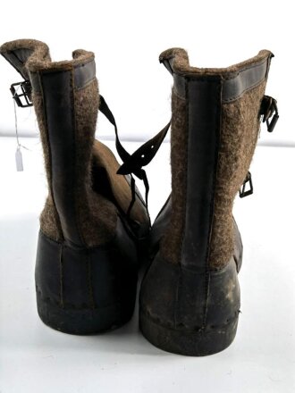 Paar Überschuhe für die Winterfront, wurden über den normalen Stiefeln z.B. auf Wache getragen.Ungetragenes Paar, ungereinigt