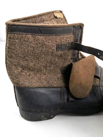 Paar Überschuhe für die Winterfront, wurden über den normalen Stiefeln z.B. auf Wache getragen.Ungetragenes Paar, ungereinigt
