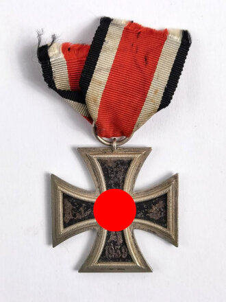 Eisernes Kreuz 2. Klasse 1939 am kurzen Band, magentisch, leichte Rostspuren, Hakenkreuz komplett berieben