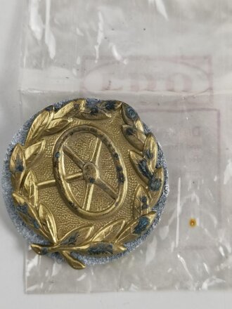 Kraftfahrbewährungsabzeichen in Gold mit Gegenplatte in in der originalen Chellophantüte