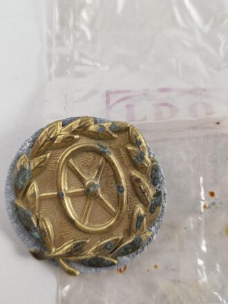 Kraftfahrbewährungsabzeichen in Gold mit Gegenplatte in in der originalen Chellophantüte