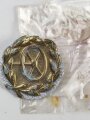 Kraftfahrbewährungsabzeichen in Gold mit Gegenplatte in in der originalen Chellophantüte, Tüte defekt