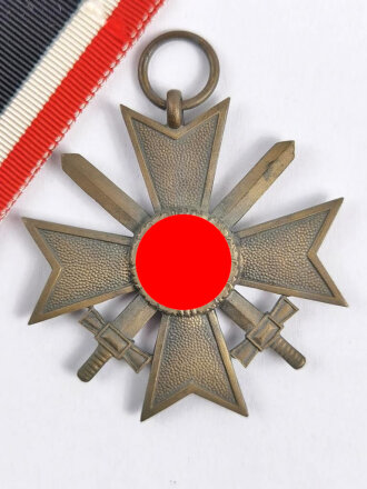 Kriegsverdienstkreuz 2. Klasse mit Schwertern, Hersteller 55 im Bandring für " J.E. Hammer & Söhne, Geringswalde " mit Bandabschitt, Buntmetall