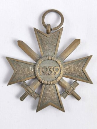 Kriegsverdienstkreuz 2. Klasse mit Schwertern, Hersteller 55 im Bandring für " J.E. Hammer & Söhne, Geringswalde " mit Bandabschitt, Buntmetall