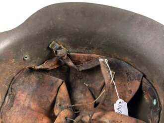 Spanien, Stahlhelm M42. Originallack und Innenfutter, ungereinigtes Stück, Größe 57