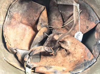 Spanien, Stahlhelm M42. Originallack und Innenfutter, ungereinigtes Stück, Größe 57