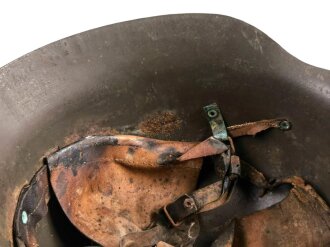 Spanien, Stahlhelm M42. Originallack und Innenfutter, ungereinigtes Stück, Größe 57