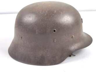 Spanien, Stahlhelm M42. Originallack und Innenfutter, ungereinigtes Stück, Größe 58