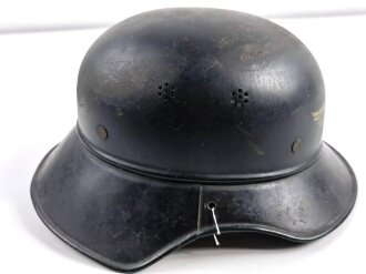 Stahlhelm Luftschutz. Originallack und Abzeichen