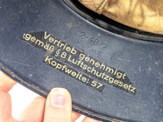 Stahlhelm Luftschutz. Originallack und Abzeichen