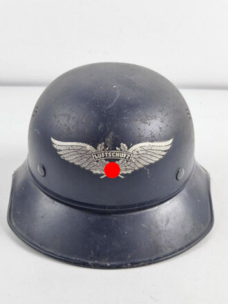 Stahlhelm Luftschutz. Originallack und Abzeichen