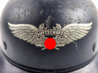 Stahlhelm Luftschutz. Originallack und Abzeichen