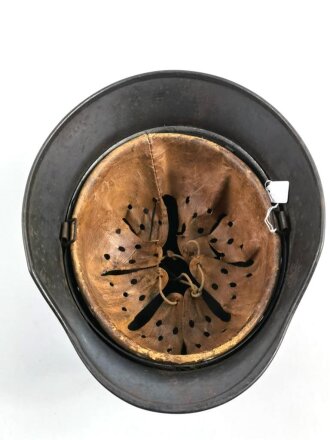 Luftwaffe, Stahlhelm Modell 1940. Originallack, gedunkeltes Abzeichen , Innenfutter original verbaut. Q64