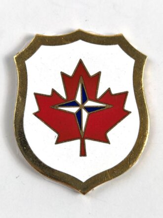 NATO, Metallabzeichen " CFE / Canadian Forces in Europe " Rückseitig mit Kleberesten, Gesamthöhe 47 mm