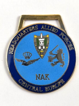 NATO, Metallabzeichen " NAC AFCENT / Netherlands Administration Coprs AFCENT " Durchmesser 39 mm, Rückseitig mit Kleberesten