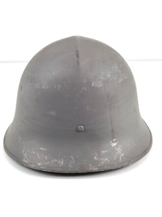 Schweden, Stahlhelm M21/26. Von der schwedischen Armee überlackiertes Stück in gutem Gesamtzustand