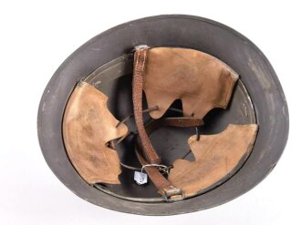 Schweden, Stahlhelm M21/26. Von der schwedischen Armee überlackiertes Stück in gutem Gesamtzustand