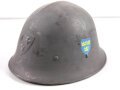 Schweden, Stahlhelm M21/26. Von der schwedischen Armee überlackiertes Stück in gutem Gesamtzustand