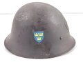 Schweden, Stahlhelm M21/26. Von der schwedischen Armee überlackiertes Stück in gutem Gesamtzustand