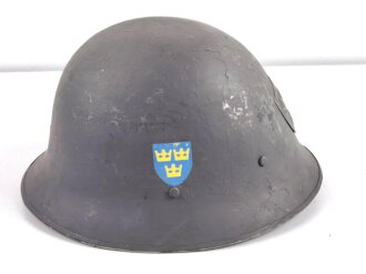 Schweden, Stahlhelm M21/26. Von der schwedischen Armee überlackiertes Stück in gutem Gesamtzustand