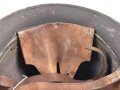 Schweden, Stahlhelm M21/26. Von der schwedischen Armee überlackiertes Stück in gutem Gesamtzustand