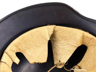 Stahlhelm Luftschutz, Originallack, Abzeichen gedunkelt, Innenfutter aus Ersatzmaterial, Q64