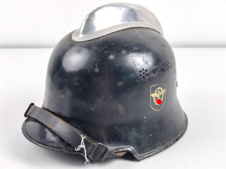 Feuerwehr III.Reich, Stahlhelm Modell 1934, Originallack, das Adlerschild beinahe vollständig erhalten, das Wappenschild zu etwa 40%