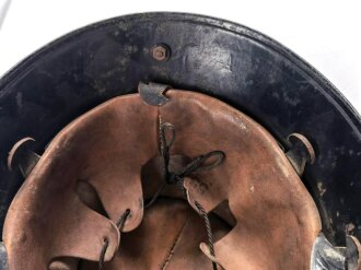 Feuerwehr III.Reich, Stahlhelm Modell 1934, Originallack, das Adlerschild beinahe vollständig erhalten, das Wappenschild zu etwa 40%