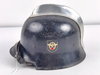 Feuerwehr III.Reich, Stahlhelm Modell 1934, Originallack, das Adlerschild beinahe vollständig erhalten, das Wappenschild zu etwa 40%