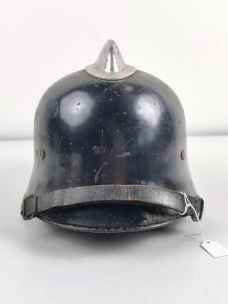 Feuerwehr III.Reich, Stahlhelm Modell 1934, Originallack, das Adlerschild beinahe vollständig erhalten, das Wappenschild zu etwa 40%