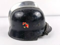 Feuerwehr III.Reich, Stahlhelm Modell 1934, Originallack, das Adlerschild beinahe vollständig erhalten, das Wappenschild zu etwa 40%