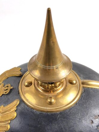 Preußen, Pickelhaube für einen einjährig Freiwilligen der Infanterie. Unberührtes Stück in gutem Zustand