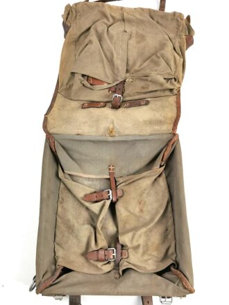Reichsheer, früher Tornister im Stil des 1.Weltkrieg. Stark getragen, defekt, ungereinigt. Stempelung nicht lesbar