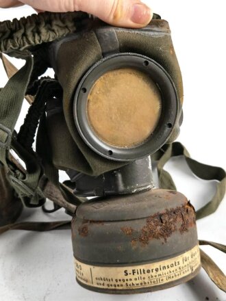 Luftschutz Gasmaske in Bereitschaftsbüchse. Ungereinigter Scheunenfund